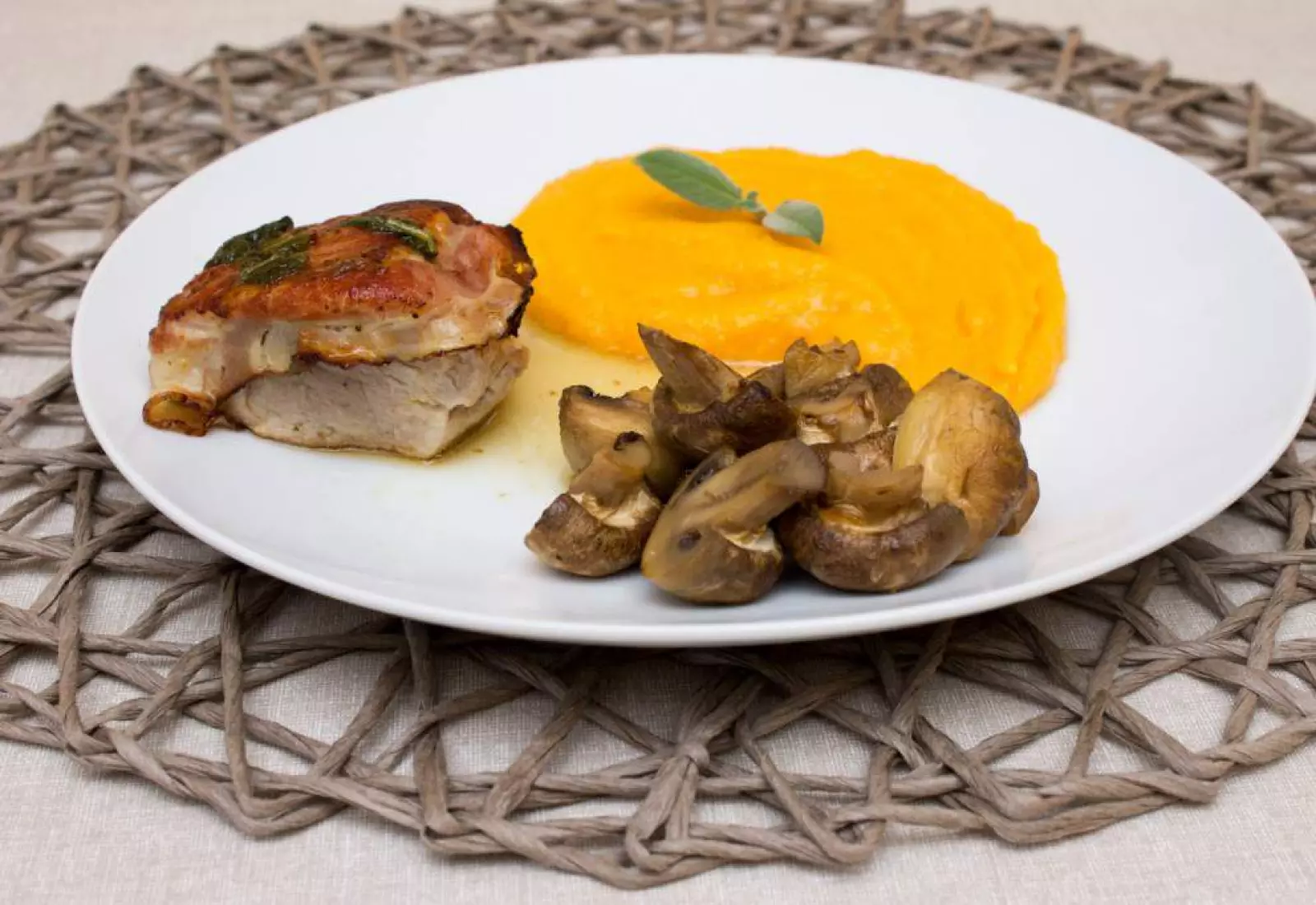 Vepřová panenka na šalvěji se žampiony a dýňovou kaší