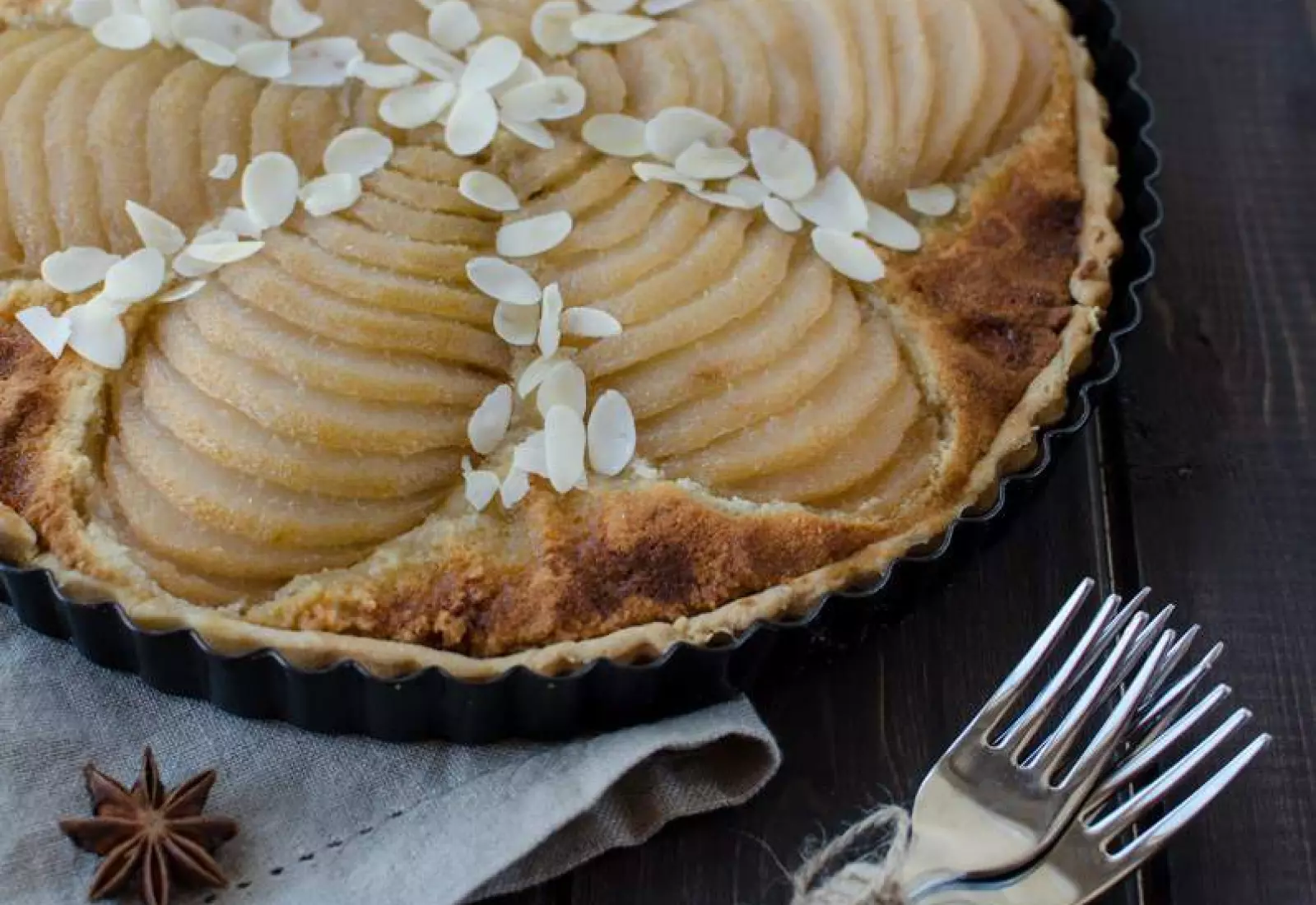 Hruškový koláč s mandlovou náplní