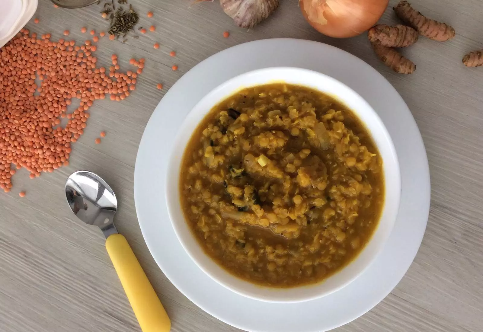 Neostrý dál z červené čočky