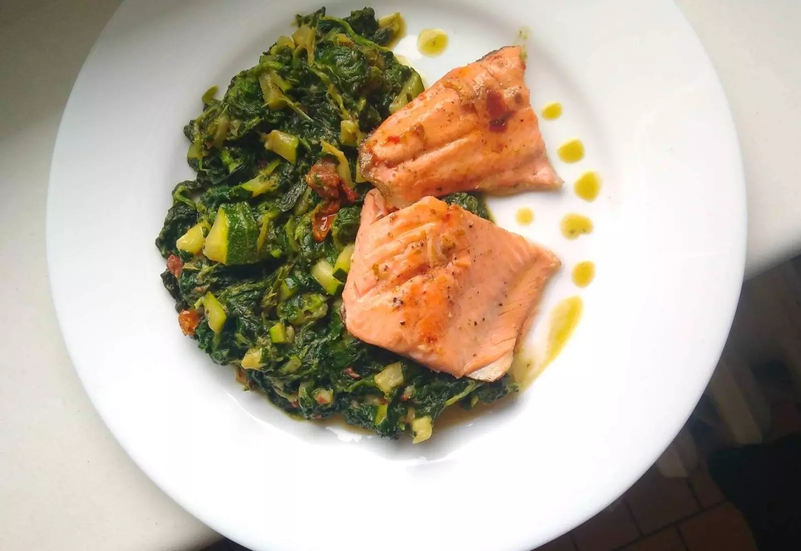 Losos nebo pstruh lososovitý na sádle se špenátem