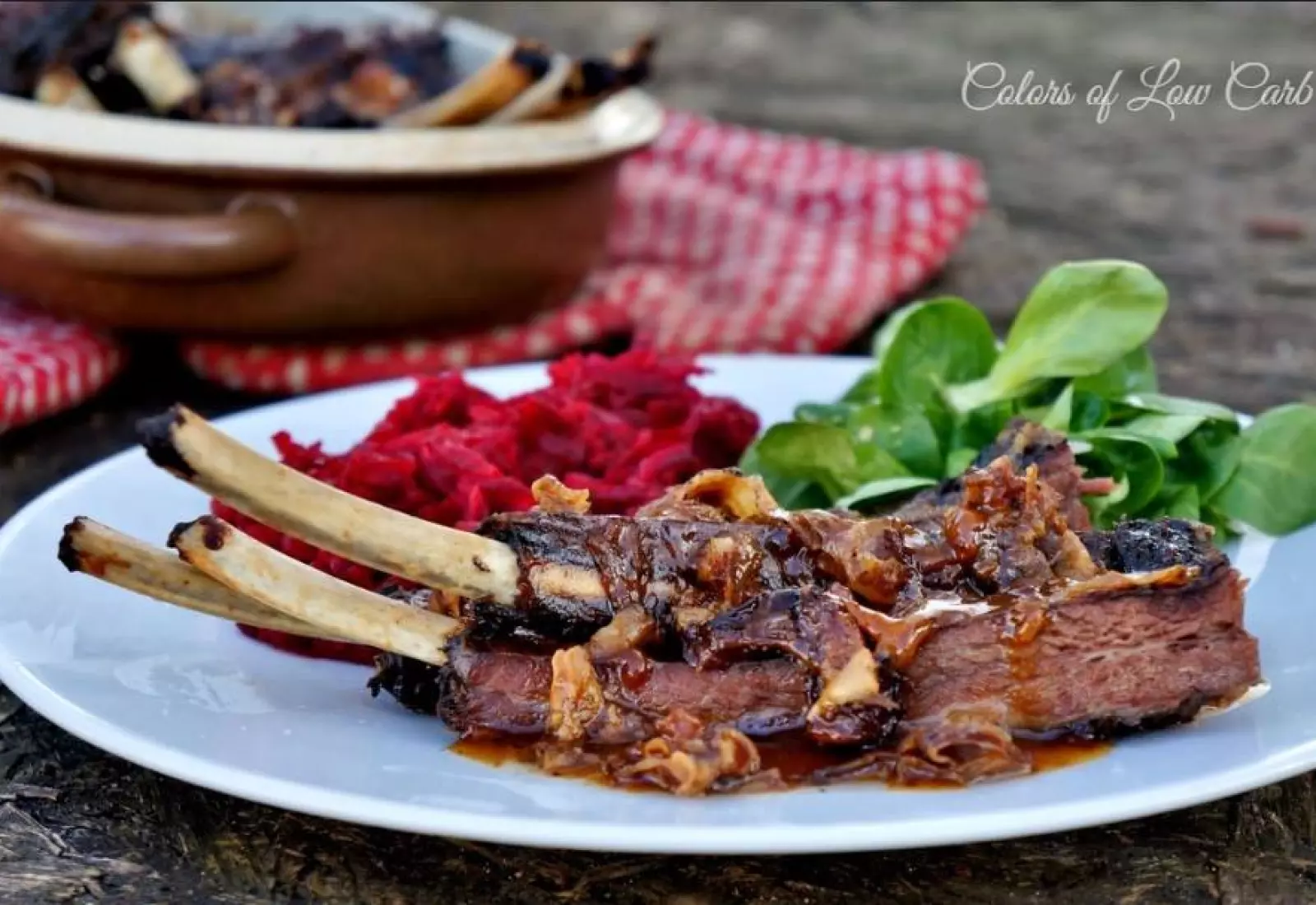 KANČÍ ŽEBRA pečená s pancettou, cibulí a česnekem & "zelí" z kedlubny a červené řepy