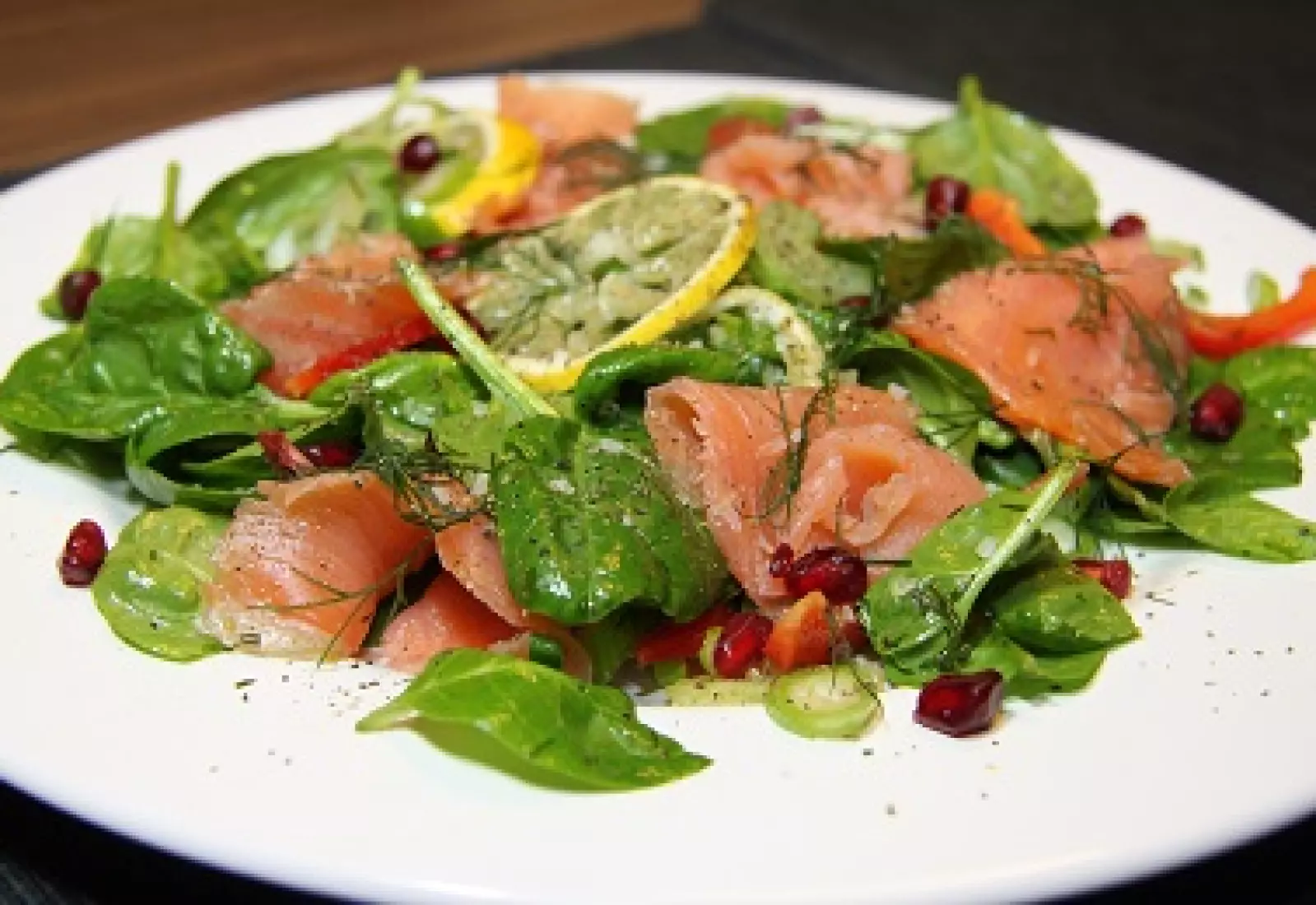 Špenátový salát s uzeným lososem